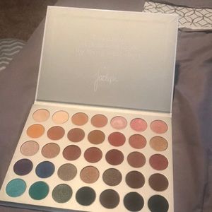 Jaclyn Hill palette